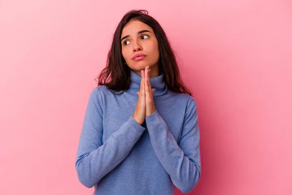 Νεαρή Καυκάσια Γυναίκα Απομονωμένη Ροζ Φόντο Προσεύχεται Δείχνει Αφοσίωση Θρησκευόμενο — Φωτογραφία Αρχείου