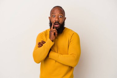 Pembe arka planda sakallı Afrikalı Amerikalı adamın harika bir fikri var, yaratıcılık kavramı..