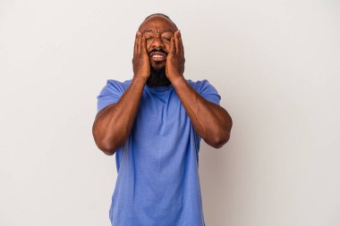 Sakallı Afrikalı Amerikalı adam pembe arka planda yalnız sızlanıyor ve ağlıyordu..