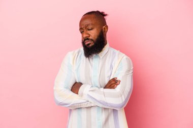 Şüpheli, belirsiz, seni inceliyor..