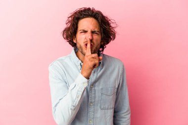 Pembe fırında izole edilmiş genç beyaz bir adam bir sır saklıyor ya da sessizlik istiyor..