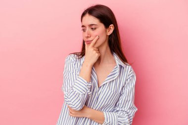 Şüpheli, belirsiz, seni inceliyor..