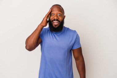 Pembe arka planda sakallı Afrikalı Amerikalı adam yüksek sesle bağırıyor, gözleri açık ve elleri gergin tutuyor..