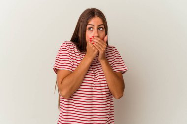 Beyaz arka planda izole edilmiş beyaz bir kadın gördüğü bir şey yüzünden şoka uğruyor..