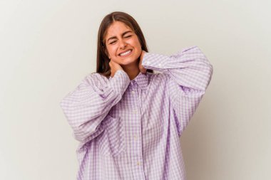 Beyaz arka planda izole edilmiş beyaz bir kadın yüzünün yarısını palmiye ile örterek eğleniyor..