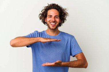 Beyaz arka planda izole edilmiş beyaz bir adam iki eliyle bir şey tutuyor..