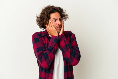 Beyaz arka planda izole edilmiş genç beyaz adam korkmuş ve korkmuş..