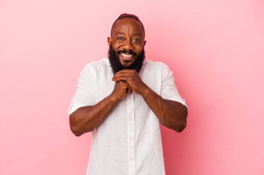 Şans dilemek için, hayret içinde ve ağzı açık, önüne bakıyor..