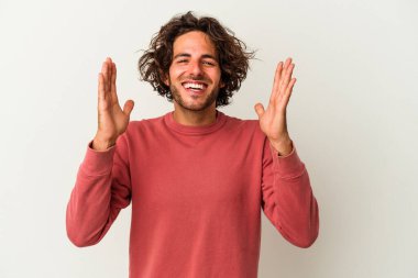 Beyaz arka planda izole genç beyaz adam yüksek sesle gülüyor elini göğsüne koyuyor..