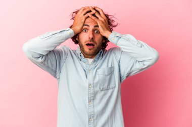 Pembe fırında mahsur kalmış genç beyaz adam şaşırdı ve şok oldu..