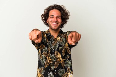 Beyaz arka planda soyutlanmış beyaz tenli genç adam öne bakan neşeli gülümsemeler..