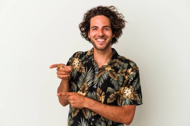 Beyaz arka planda izole edilmiş genç beyaz bir adam işaret parmağıyla işaret ettiği için heyecanlı..