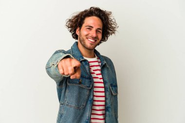 Beyaz arka planda soyutlanmış beyaz tenli genç adam öne bakan neşeli gülümsemeler..