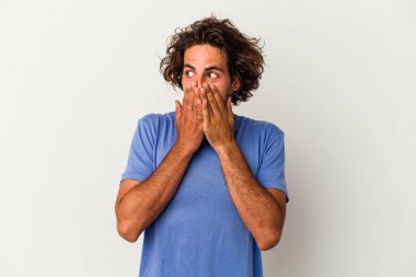 Beyaz arka planda izole edilmiş beyaz tenli genç adam ağzını eliyle kapatan bir fotokopi odasına bakıyor..