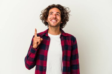 Beyaz arka planda izole genç beyaz adam işaret iki ön parmakları boş bir boşluk gösteren.