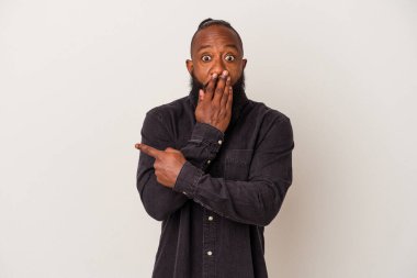 Pembe arka planda sakallı Afrikalı Amerikalı bir adam.