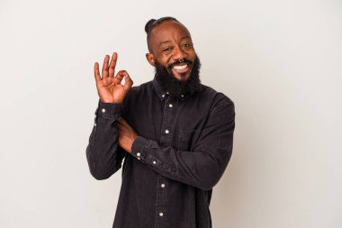 Pembe arka planda sakallı Afrikalı Amerikalı bir adam göz açıp kapayıncaya kadar elinde iyi bir el hareketi tutuyor..