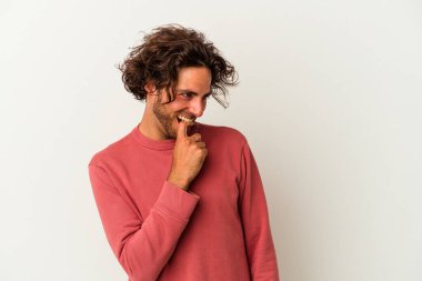 Beyaz arka planda izole edilmiş genç beyaz bir adam rahatlamış bir şeyin fotokopi odasına baktığını düşünüyor..