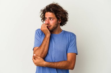 Beyaz arka planda izole edilmiş, tırnak yiyen, gergin ve endişeli genç bir beyaz adam..