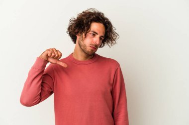 Beyaz arka planda izole edilmiş genç beyaz bir adam hoşlanmadığı bir jest yapıyor, kabul etmiyor. Anlaşmazlık konsepti.