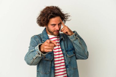 Beyaz arka planda izole edilmiş genç beyaz bir adam şakağı parmağıyla işaret ediyor, düşünüyor ve bir göreve odaklanıyor..