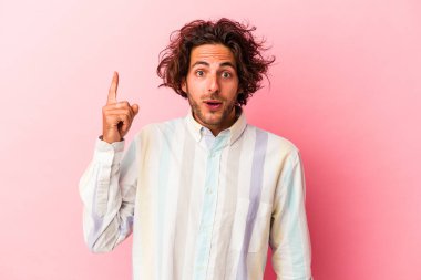 Pembe fırında izole edilmiş genç beyaz bir adamın harika bir fikri var, yaratıcılık kavramı..