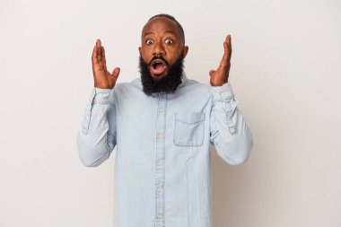 Pembe arka planda sakallı Afrikalı Amerikalı adam şaşırdı ve şok oldu..