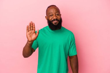 Gülümseyen neşeli beş numarayı parmaklarınla göster.