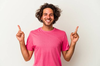 Beyaz arka planda izole genç beyaz adam işaret iki ön parmakları boş bir boşluk gösteren.