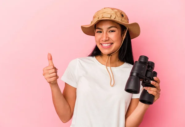 Junge Mischlingshündin Mit Fernglas Auf Rosa Hintergrund Lächelt Und Hebt — Stockfoto