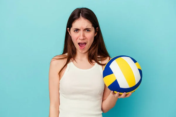 Молода Біла Жінка Грає Волейбол Ізольовано Синьому Фоні Кричить Дуже — стокове фото
