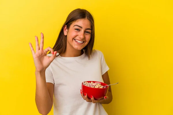 Ung Kaukasisk Kvinna Som Håller Spannmål Isolerad Gul Bakgrund Glad — Stockfoto