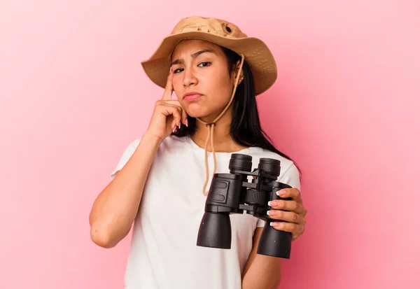 Junge Mischlingsforscherin Mit Fernglas Auf Rosa Hintergrund Die Mit Dem — Stockfoto