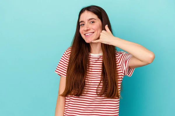 Junge Kaukasische Frau Isoliert Auf Blauem Hintergrund Zeigt Handygeste Mit — Stockfoto