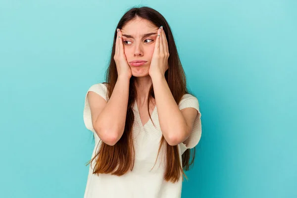 Jonge Kaukasische Vrouw Geïsoleerd Blauwe Achtergrond Jammeren Huilen Troosteloos — Stockfoto