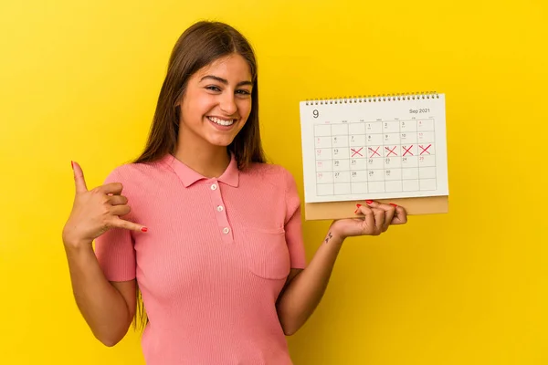 Giovane Donna Caucasica Possesso Calendario Isolato Sfondo Giallo Che Mostra — Foto Stock