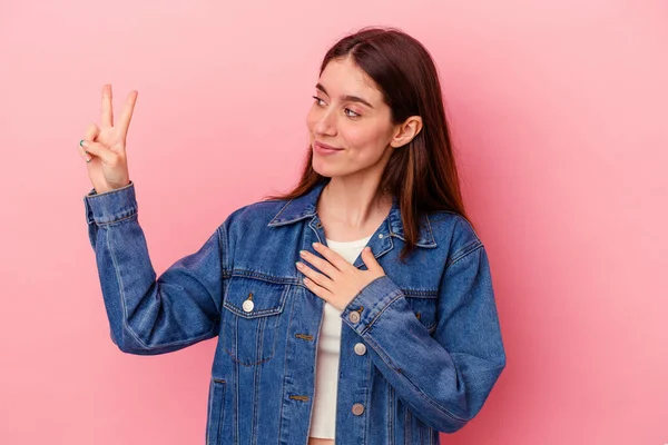 Mujer Joven Caucásica Aislada Sobre Fondo Rosa Haciendo Juramento Poniendo —  Fotos de Stock