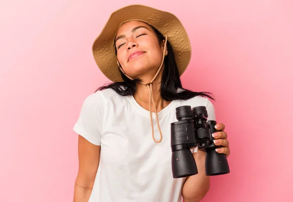 Mujer Exploradora Raza Mixta Joven Sosteniendo Prismáticos Aislados Sobre Fondo —  Fotos de Stock