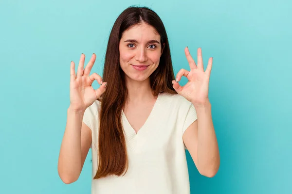 Giovane Donna Caucasica Isolato Sfondo Blu Allegro Fiducioso Mostrando Gesto — Foto Stock