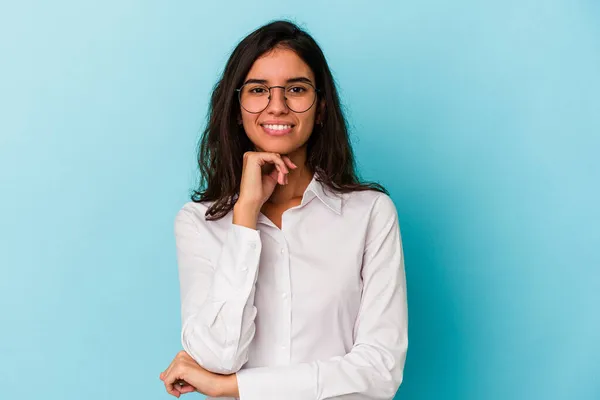 Joven Mujer Caucásica Aislada Sobre Fondo Azul Sonriendo Feliz Confiada —  Fotos de Stock