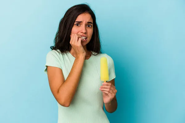 Jonge Blanke Vrouw Met Een Ijsje Geïsoleerd Blauwe Achtergrond Jonge — Stockfoto