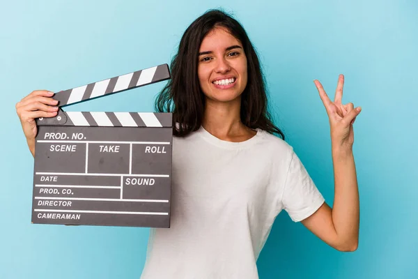 Jeune Femme Caucasienne Tenant Clapperboard Isolé Sur Fond Bleu Montrant — Photo