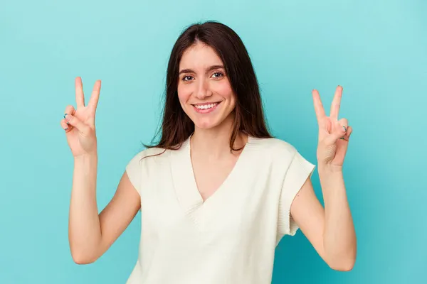 Jovem Caucasiana Isolada Fundo Azul Mostrando Sinal Vitória Sorrindo Amplamente — Fotografia de Stock