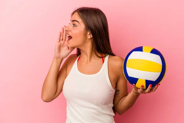 Giovane Donna Caucasica Possesso Una Palla Pallavolo Isolato Sfondo Rosa — Foto Stock