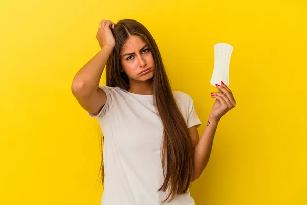 Joven Mujer Caucásica Sosteniendo Una Compresa Aislada Sobre Fondo Amarillo — Foto de Stock