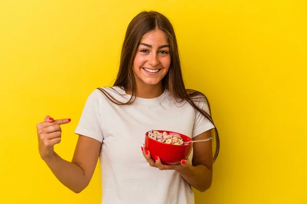 Young Caucasian Woman Holding Cereals Isolated Yellow Background Person Pointing — Stock Photo, Image