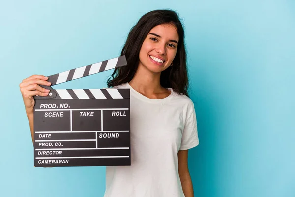 Giovane Donna Caucasica Possesso Clapperboard Isolato Sfondo Blu Felice Sorridente — Foto Stock