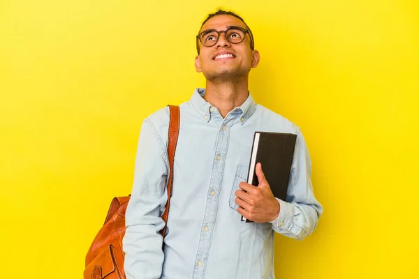 Joven Estudiante Venezolano Aislado Sobre Fondo Amarillo Soñando Con Alcanzar — Foto de Stock