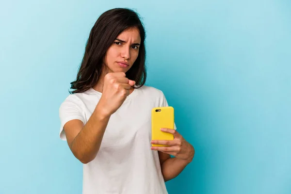 Ung Kaukasisk Kvinna Som Håller Mobiltelefon Isolerad Blå Bakgrund Visar — Stockfoto