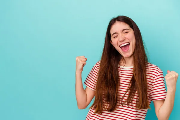 Jonge Kaukasische Vrouw Geïsoleerd Blauwe Achtergrond Verhogen Vuist Een Overwinning — Stockfoto